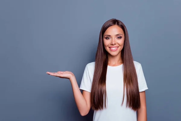 Porträtt Positiv Trevlig Person Arm Palm Grepp Visar Tomt Utrymme — Stockfoto