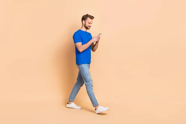 Full Storlek Profil Foto Attraktiv Positiv Person Promenader Skriva Inlägg — Stockfoto