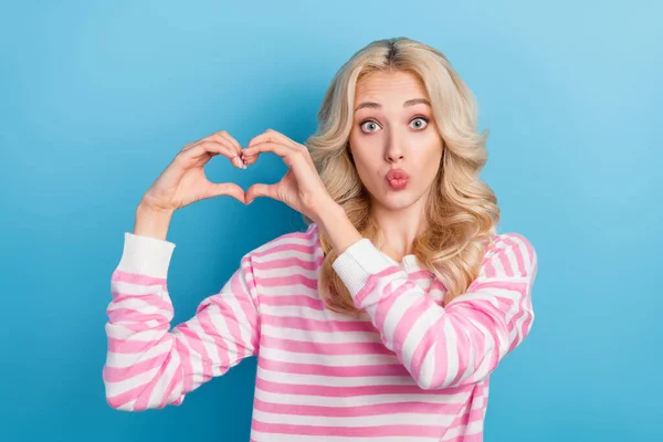 Foto Flirty Millennial Rubia Peinado Dama Espectáculo Corazón Golpe Beso — Foto de Stock
