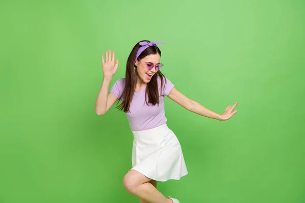 Foto Otimista Milenar Senhora Morena Dança Desgaste Banda Óculos Shirt — Fotografia de Stock