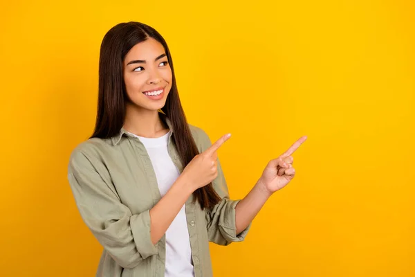 Foto Joven Dama Encantadora Promover Las Ventas Compras Gangas Buscar —  Fotos de Stock