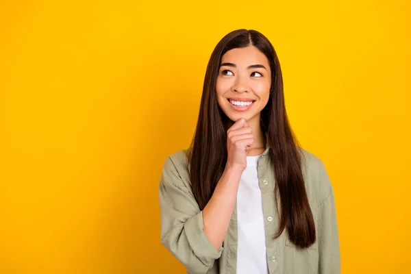 Foto Von Entzückenden Positiven Hübschen Philippinischen Mädchen Suchen Leeren Raum — Stockfoto