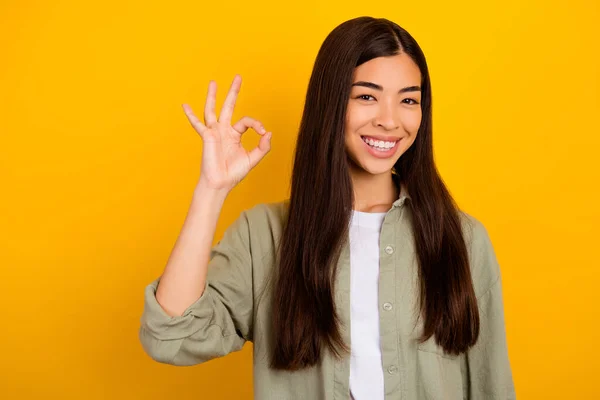 Foto Senhora Negócios Muito Jovem Alegre Mostrando Sinal Para Seus — Fotografia de Stock