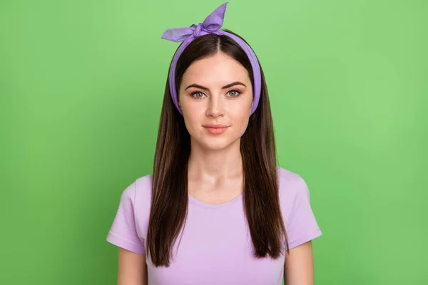 Foto Von Millennial Brünette Dame Tragen Violette Shirt Band Isoliert — Stockfoto
