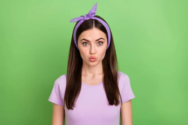 Foto Millennial Morena Dama Golpe Beso Desgaste Violeta Camiseta Banda —  Fotos de Stock
