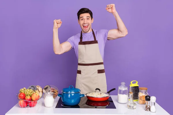 Foto Namorado Com Sorte Impressionado Vestido Roupa Chef Cozido Delicioso — Fotografia de Stock