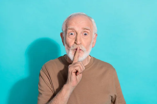 Retrato Atractivo Hombre Misterioso Pelo Gris Mostrando Signo Shh Aislado —  Fotos de Stock