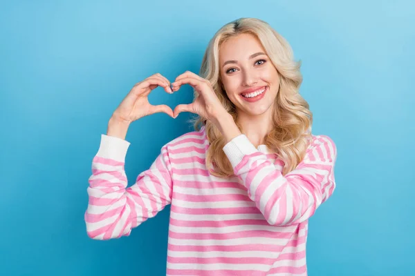 Foto Divertente Giovane Biondo Acconciatura Signora Spettacolo Cuore Indossare Camicia — Foto Stock