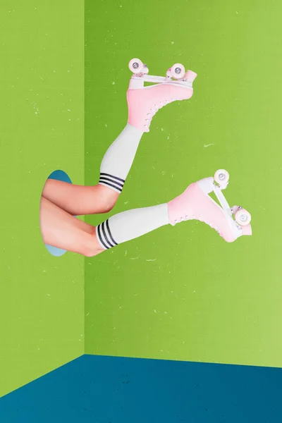 Креативное Графическое Изображение Ног Соках Скрывает Дырку Изолированном Зеленом Фоне — стоковое фото