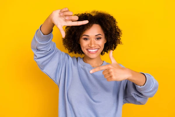 Foto Glada Charmiga Person Armar Fingrar Visar Kadre Gest Isolerad — Stockfoto