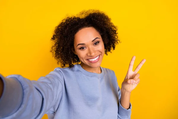 여자가 손가락을 만드는 노란색 배경에 고립된 Sign 미소를 줍니다 — 스톡 사진