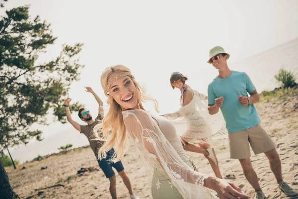 Foto Von Jungen Coolen Company Dance Haben Spaß Auf Urlaubsreise — Stockfoto