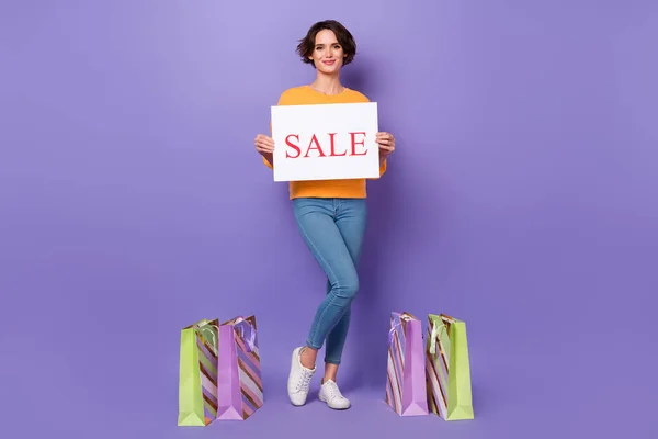 Ganzkörpergröße Ansicht Der Attraktiven Fröhlichen Mädchen Mit Verkauf Plakat Kaufen — Stockfoto
