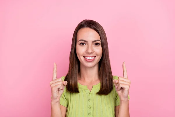 Foto Ung Vacker Flicka Visar Fingrarna Tomt Utrymme Främja Rekommendation — Stockfoto