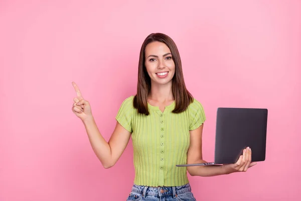 Photo Cute Brunette Young Lady Hold Laptop Point Empty Space — Stock Photo, Image