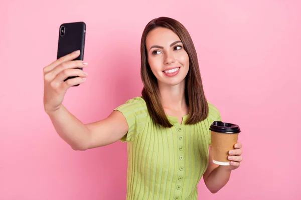 Zdjęcie Słodkie Brunetka Młoda Pani Pić Kawę Selfie Nosić Zielony — Zdjęcie stockowe