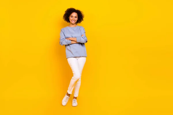 Foto Tamanho Completo Menina Muito Alegre Braços Dobrados Anúncio Promoção — Fotografia de Stock