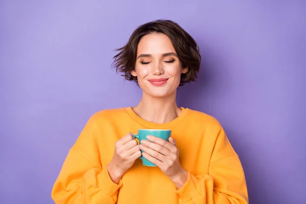迷人的梦幻般快乐的女孩喝草药茶 享受紫丁香色泽背景下的隔离味道的画像 — 图库照片