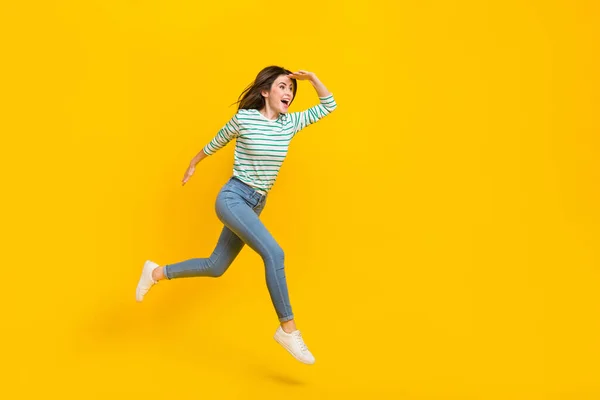 Tamaño Completo Perfil Lado Foto Chica Viajera Mirada Espacio Vacío — Foto de Stock