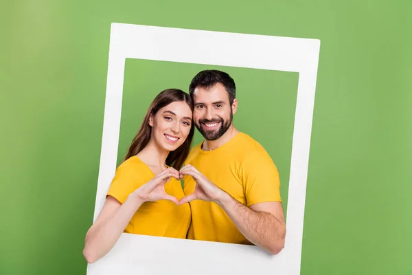 Foto Duas Adoráveis Pessoas Alegres Mãos Mostrando Coração Símbolo Papel — Fotografia de Stock