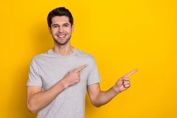 Foto Bonita Morena Millennial Chico Índice Espacio Vacío Desgaste Gris — Foto de Stock