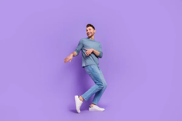 梦幻般迷人的男人穿着灰色衬衫空荡荡的空间跳舞紫色背景的照片 — 图库照片