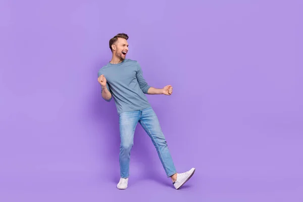 Photo Cool Impressed Guy Dressed Grey Shirt Dancing Looking Empty — Stock Photo, Image