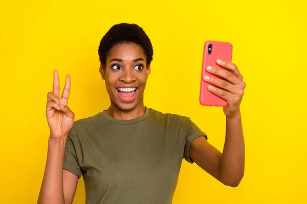 Komik Arkadaş Canlısı Kişinin Fotoğrafı Selfie Portresi Sarı Arkaplanda Işaretini — Stok fotoğraf