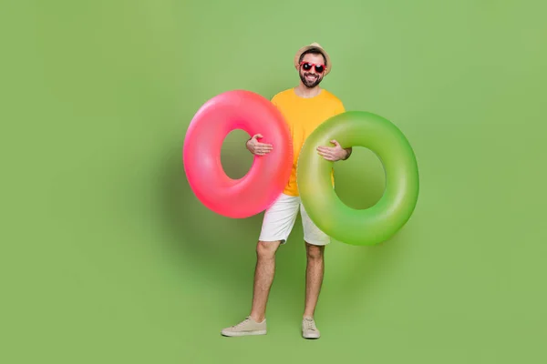 Ganzes Foto Von Fröhlichen Positiven Mann Halten Zwei Aufblasbare Ringe — Stockfoto