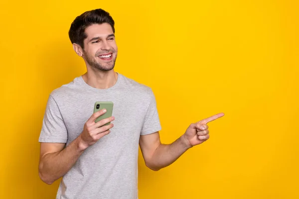 Foto Engraçado Morena Millennial Cara Olhar Promo Desgaste Tendência Pano — Fotografia de Stock