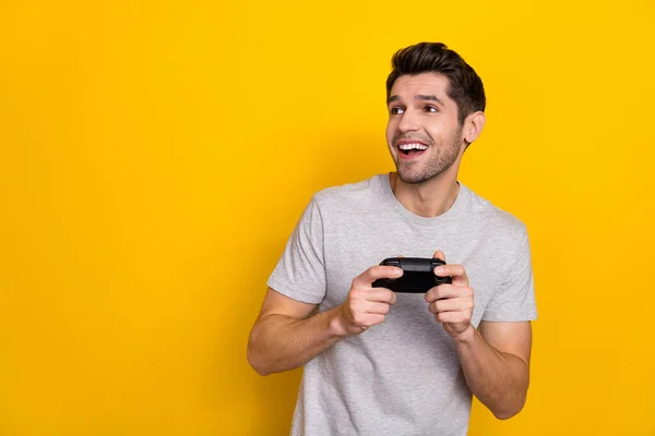 Foto Van Schattige Brunet Jonge Man Playstation Kijken Promo Dragen — Stockfoto