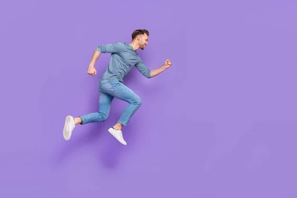 Foto Cara Bonito Vestido Camisa Cinza Saltando Alto Correndo Rápido — Fotografia de Stock