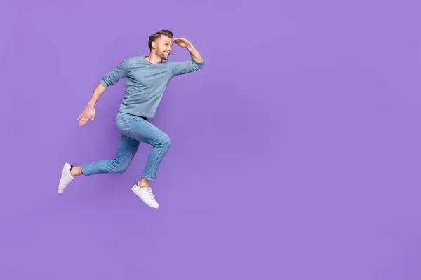 Foto Van Aantrekkelijke Mooie Jongen Dragen Grijs Shirt Lopen Snel — Stockfoto