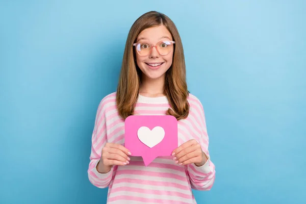 Retrato Menina Amigável Alegre Segurar Papel Como Feedback Usuário Cartão — Fotografia de Stock