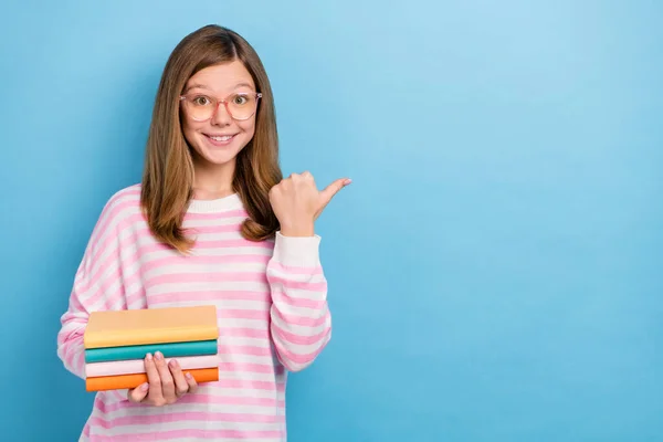 Foto Amable Chica Encantadora Dedo Pulgar Directo Espacio Vacío Oferta — Foto de Stock