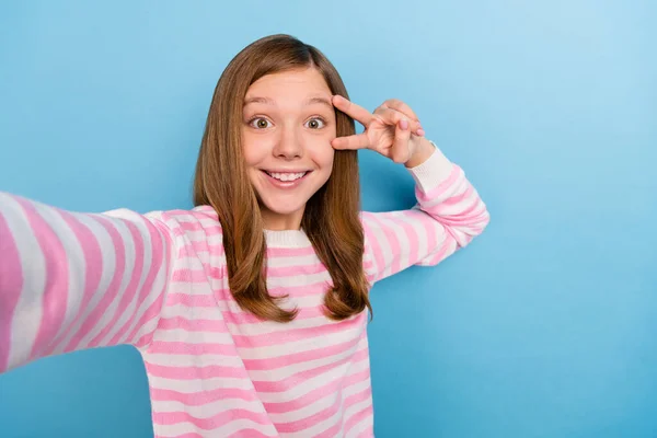 Çekici Bir Kızın Fotoğrafı Özçekim Parmaklarını Mavi Arka Planda Işaretine — Stok fotoğraf