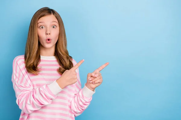印象的な小さな女の子の写真は プロモーションは青の色の背景に隔離されたピンクのシャツを着用示す — ストック写真