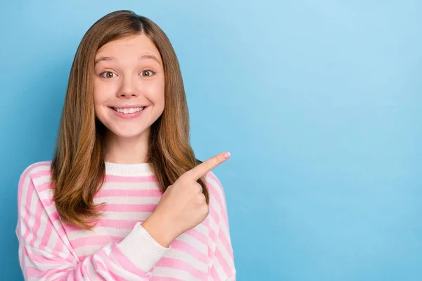 파란색 배경에 고립된 분홍색 셔츠를 귀여운 소녀의 — 스톡 사진