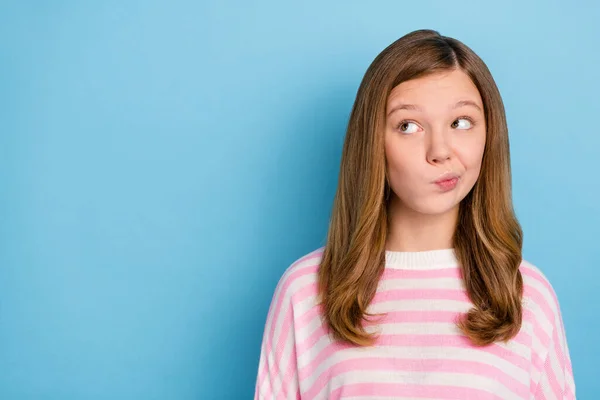 Foto Pensare Adolescente Ragazza Look Promo Indossare Camicia Bianca Isolata — Foto Stock