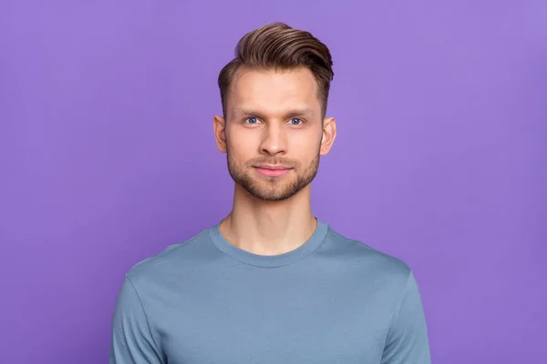 머리좋은 남자의 보라색 배경에 고립된 셔츠를 — 스톡 사진