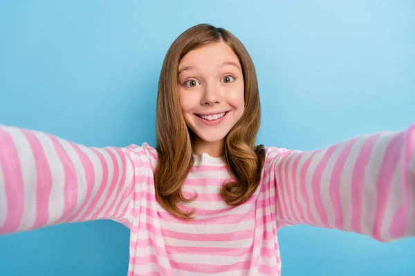 Φωτογραφία Του Χαρούμενου Φιλικό Κορίτσι Κάνουν Selfie Καταγραφή Βίντεο Ακτινοβολούν — Φωτογραφία Αρχείου
