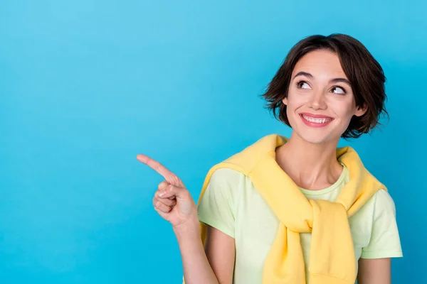 Foto Senhora Doce Sonhador Vestido Pulôver Amarelo Apontando Dedo Olhando — Fotografia de Stock