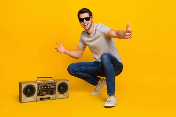 Fotografie Celého Těla Roztomilé Brunet Tisíciletý Chlap Sedět Blízkosti Boombox — Stock fotografie