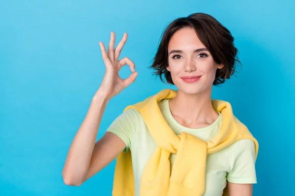 Photo Cute Shiny Lady Dressed Yellow Pullover Showing Okey Sign — Stock Photo, Image