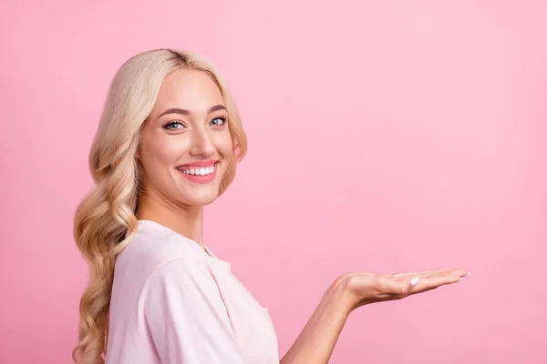 Profil Foto Optimistiska Unga Blond Dam Hålla Tomt Utrymme Slitage — Stockfoto