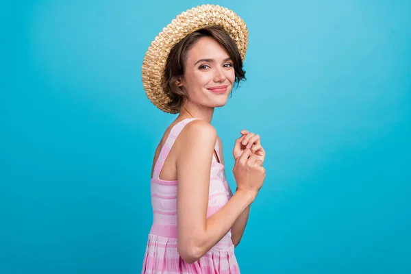 かわいいミレニアル世代の観光客の女性のプロフィール写真青の色の背景に隔離された帽子ピンクのドレスを身に着けている — ストック写真