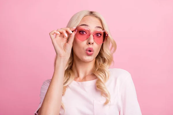 Foto Joven Dama Rubia Impresionada Usar Gafas Camiseta Aislada Sobre —  Fotos de Stock