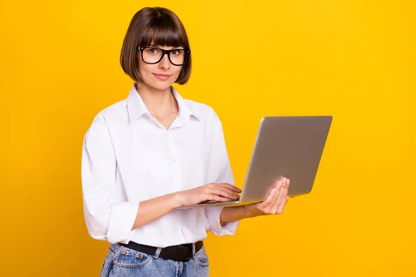 迷人的程序员女士拿着上网本 穿着眼睛白衬衫 黄褐色背景的照片 — 图库照片