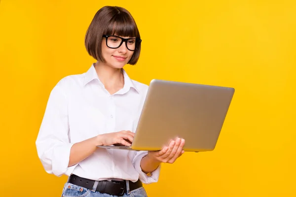 快乐的女经理拿着上网本 戴着眼镜 白色衬衫 黄色背景的照片 — 图库照片
