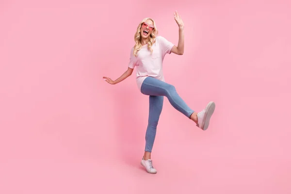 Pełne Ciało Zdjęcie Chłodnej Milenijnej Blondynki Nosić Okulary Shirt Dżinsy — Zdjęcie stockowe